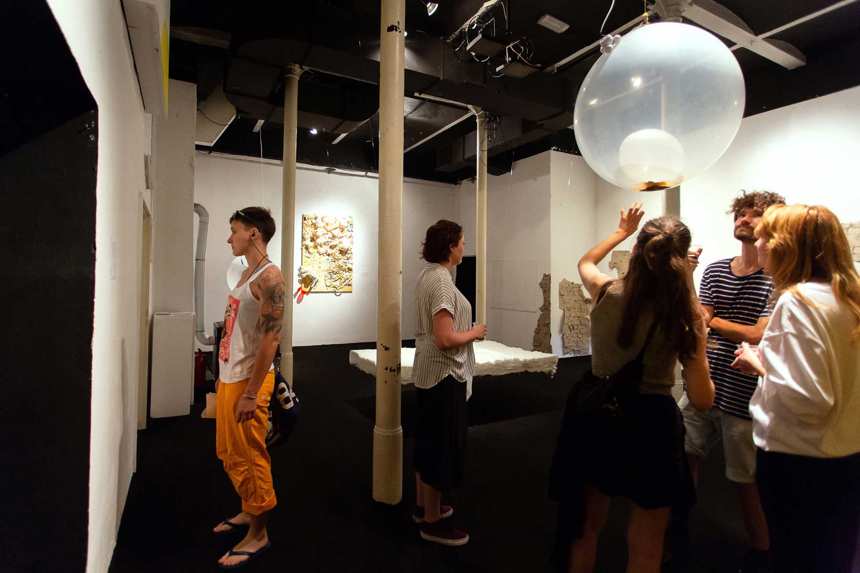 Skupinska-razstava-studentk_ov-ALUO-Samo-dopolnjevanja-023by.nada.zgank