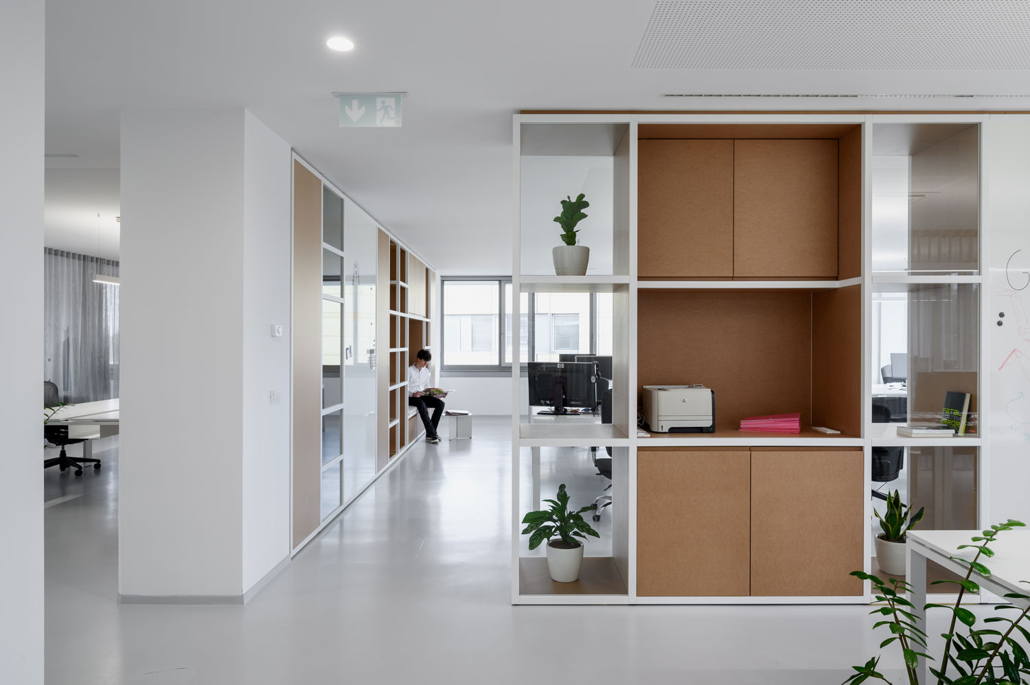 kip_xlab_pisarne_outsider_naslovna