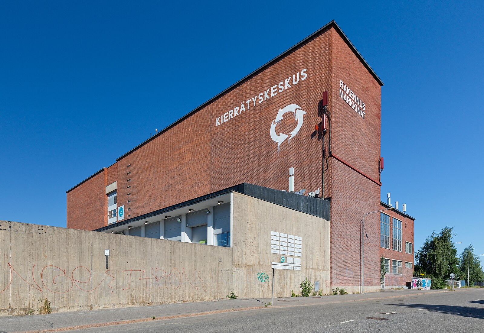 Helsinki_Metropolitan_Area_Reuse_Centre_in_Kyläsaari,_Hermanni,_Helsinki,_Finland,_2021_July_-_2