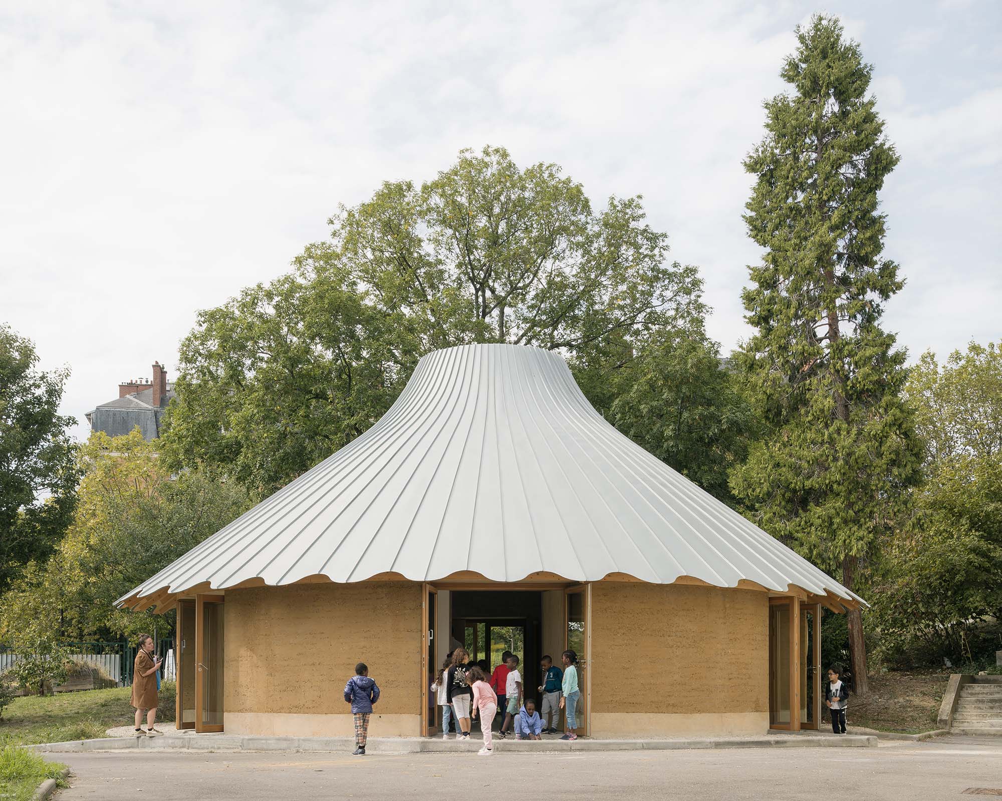 Atelje Senzu: Pedagoški paviljon, prva nosilna konstrtukcija z zbito zemljo v Parizu
