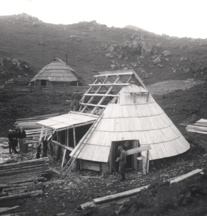 8_Gradnja-pastirskega-skladišča-na-velikem-stanu-ok.-1960-foto-Vlasto-Kopač-4