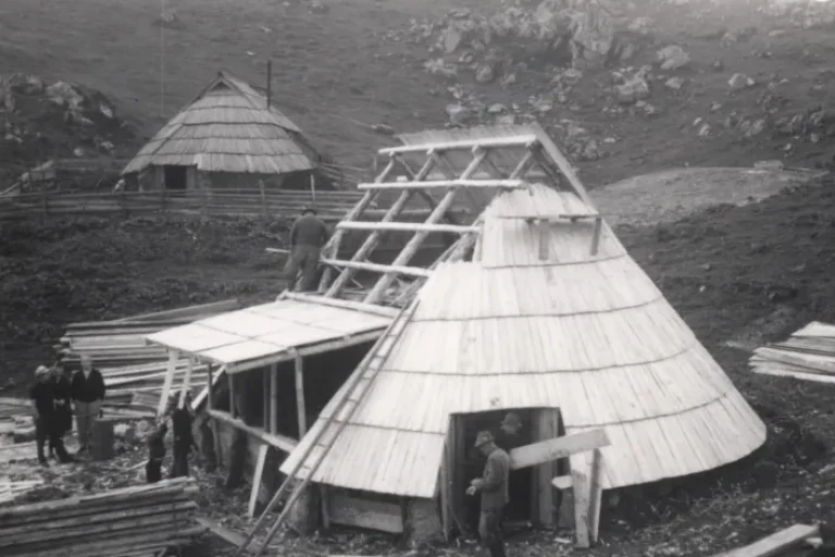 8_Gradnja-pastirskega-skladišča-na-velikem-stanu-ok.-1960-foto-Vlasto-Kopač-4