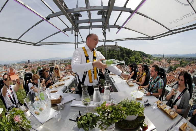 Na Kongresnem trgu bodo večerje do sobote servirali na višini 50 metrov, katero dosežejo z dvigalom, v Ljubljani 13. maj 2015